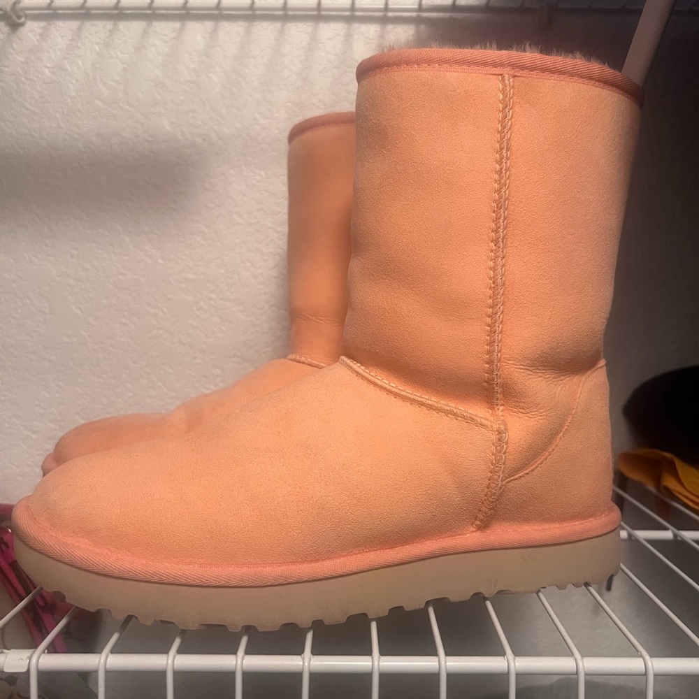 Women’s UGGS-Coral